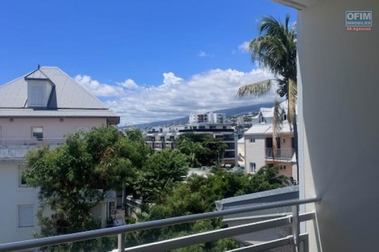 A louer tr&egrave;s bel appartement F4 duplex r&eacute;nov&eacute; sur la r&eacute;sidence PLUIE D'OR &agrave; Saint Denis rue Ruisseau des Noirs.