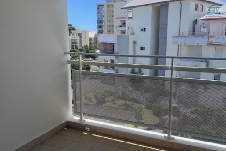 A louer tr&egrave;s bel appartement F4 duplex r&eacute;nov&eacute; sur la r&eacute;sidence PLUIE D'OR &agrave; Saint Denis rue Ruisseau des Noirs.