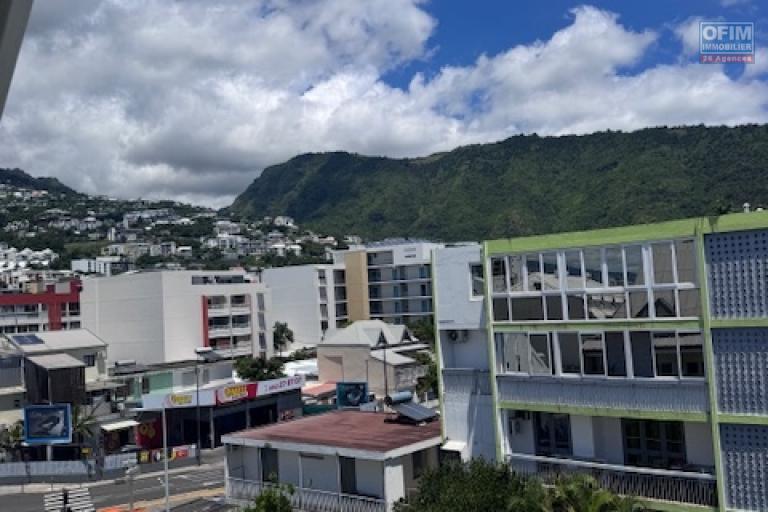 A louer tr&egrave;s bel appartement F4 duplex r&eacute;nov&eacute; sur la r&eacute;sidence PLUIE D'OR &agrave; Saint Denis rue Ruisseau des Noirs.