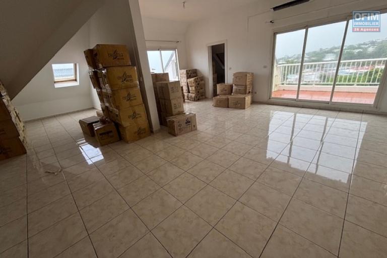 T4 &agrave; vendre &agrave; Ste Clotilde, proche de toutes les commodit&eacute;s, residence St Ferreol