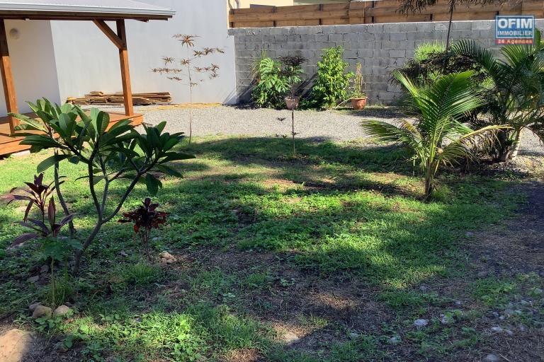 Location meublée Maison / Villa SAINT LOUIS - LA RIVIERE – photo 3 sur 6 – Jardin arboré