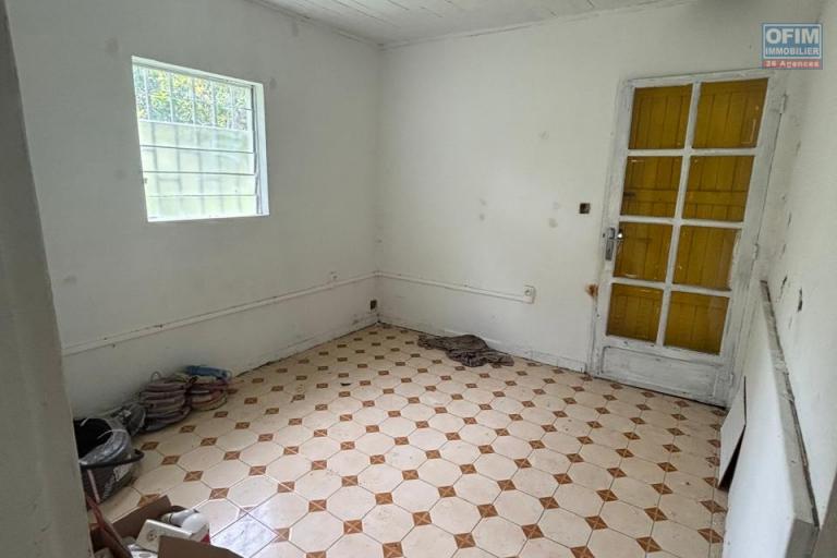 A vendre maison cr&eacute;ole type T3/T4 + local commercial bien situ&eacute; lou&eacute;