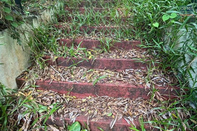 A vendre maison cr&eacute;ole type T3/T4 + local commercial bien situ&eacute; lou&eacute;