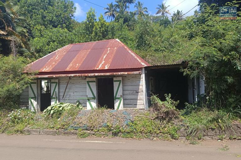Terrain de 400 m2 viabilis&eacute; avec petite d&eacute;pendance &agrave; l'Entre Deux proche du village