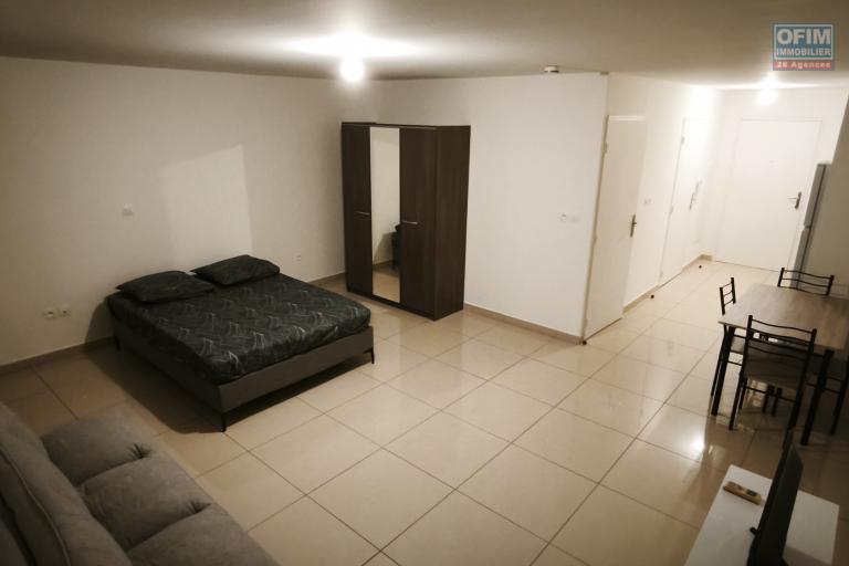 A Louer ce bel et spacieux appartement de type F1 meubl&eacute; sur la r&eacute;sidence PASSERELLE situ&eacute; rue des deux canons &agrave; Sainte Clotilde.