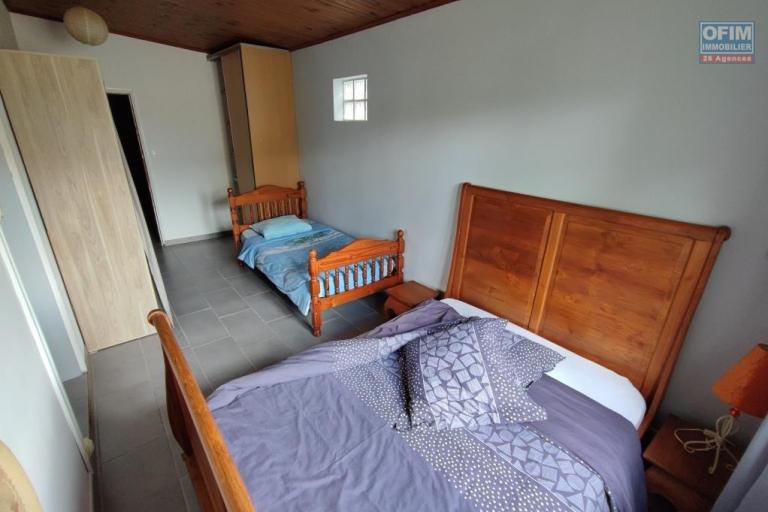 A louer joli appartement F2 MEUBLE d'environ 60 m&sup2; ( eau et &eacute;lectricit&eacute; compris)  le Tampon Trois Mares