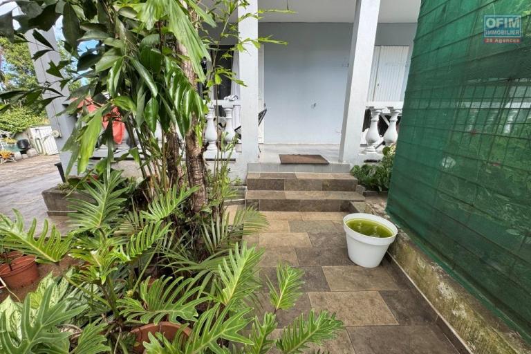 A louer joli appartement F2 MEUBLE d'environ 60 m&sup2; ( eau et &eacute;lectricit&eacute; compris)  le Tampon Trois Mares