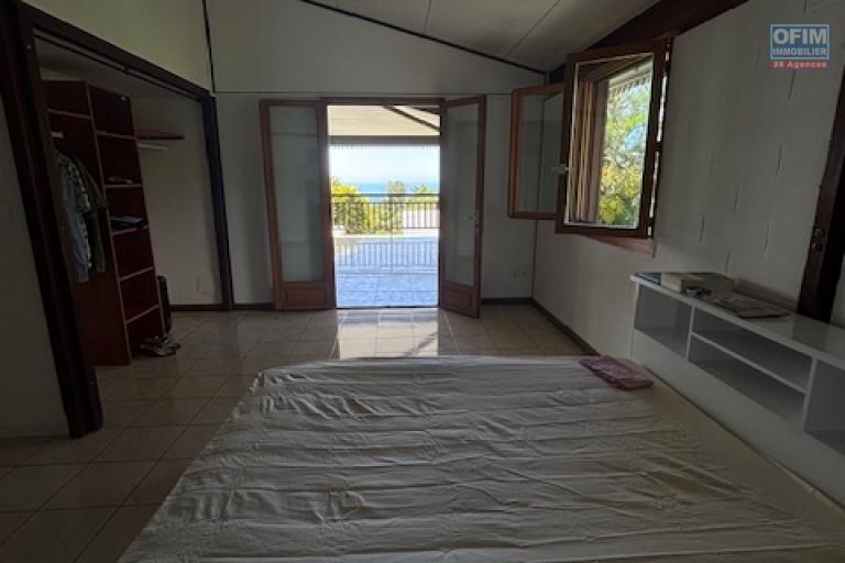 A vendre spacieuse maison T/7 à Saint Denis- La Montagne