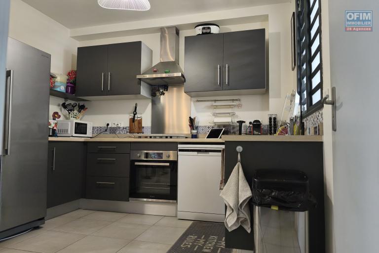 A vendre appartement T3, 81 m2, avec varangue –Résidence récente Centre-ville de La Possession.