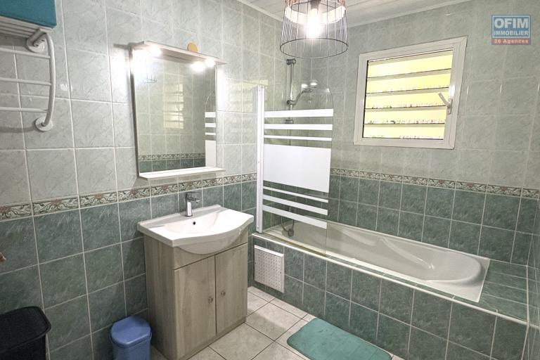 Maison meublée T3 à louer sur Sainte-Rose avec vue mer