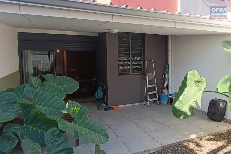 A louer villa mitoyenne de ville de type F4 dans une r&eacute;sidence s&eacute;curis&eacute;e proche lyc&eacute;e des AVIRONS