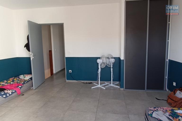 A louer villa mitoyenne de ville de type F4 dans une r&eacute;sidence s&eacute;curis&eacute;e proche lyc&eacute;e des AVIRONS