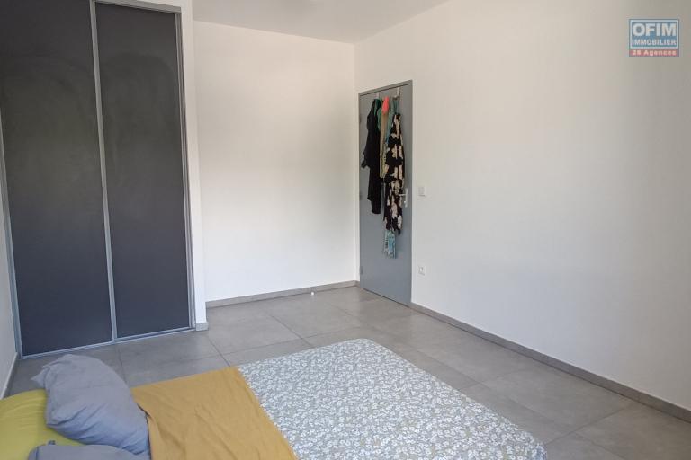 A louer villa mitoyenne de ville de type F4 dans une r&eacute;sidence s&eacute;curis&eacute;e proche lyc&eacute;e des AVIRONS