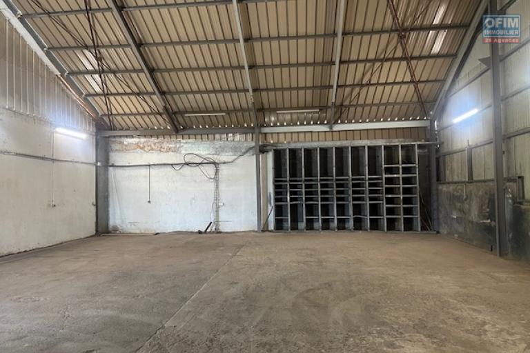 A louer local de stockage 120m2 en Zone d'activit&eacute; N&deg;2 &agrave; Saint-Pierre &icirc;le de la R&eacute;union