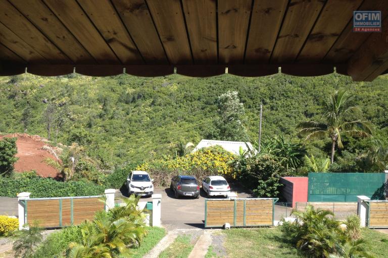 A vendre &agrave; La Montagne maison T5, mitoyenne d'un cot&eacute;,au calme d'une impasse