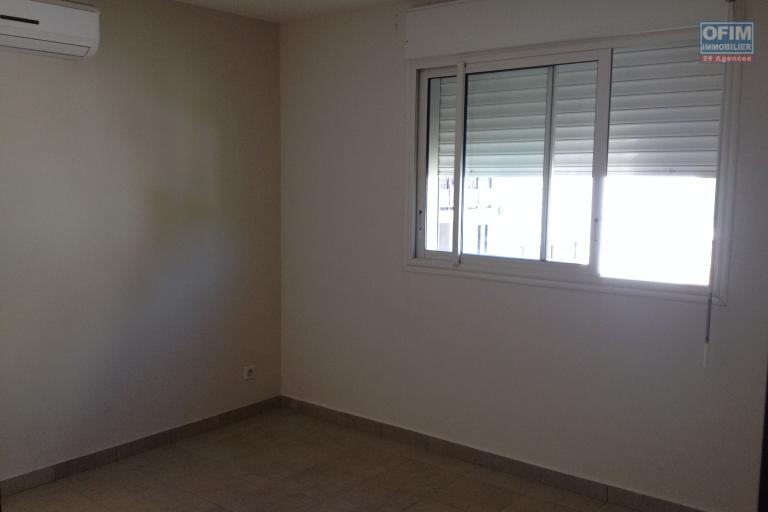 A vendre &agrave; La Montagne maison T5, mitoyenne d'un cot&eacute;,au calme d'une impasse