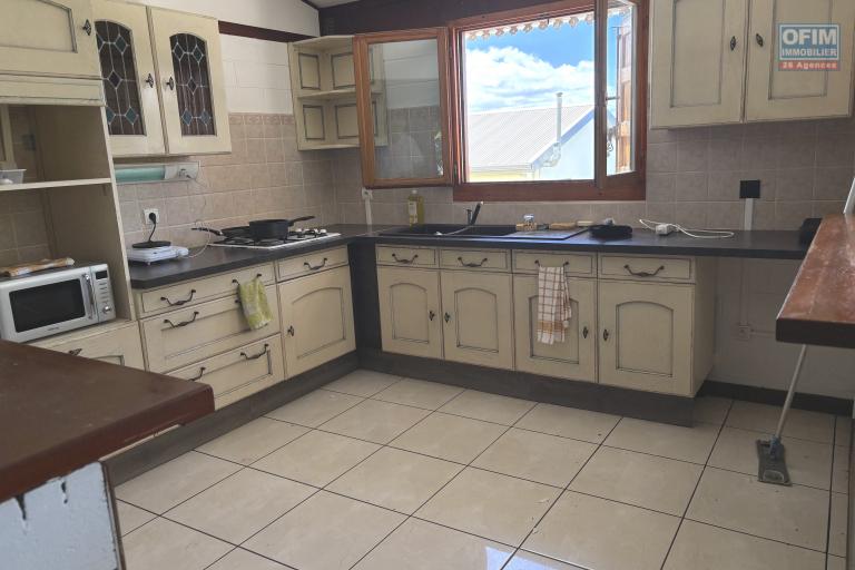 A vendre spacieuse maison T/7 à Saint Denis- La Montagne