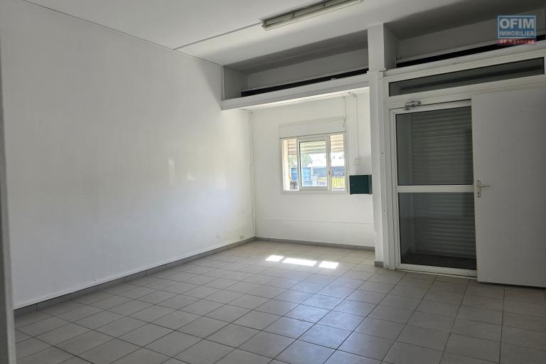 LOCAL COMMERCIAL 85 M2 à LOUER