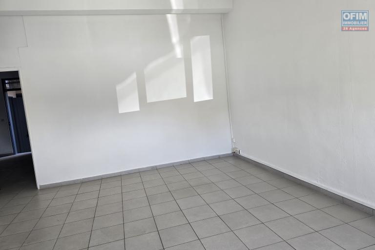 LOCAL COMMERCIAL 85 M2 à LOUER