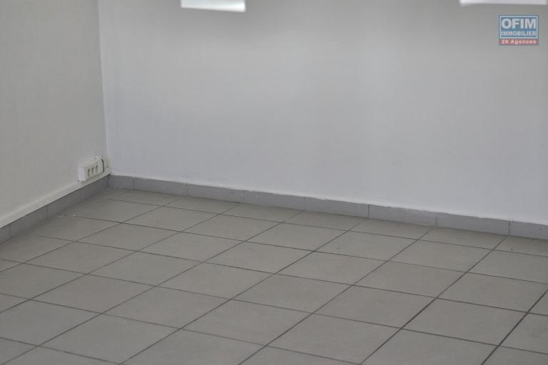 LOCAL COMMERCIAL 85 M2 à LOUER