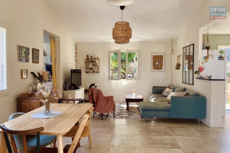 A LOUER Magnifique maison MEUBL&Eacute;E de type F5 avec PISCINE et VUE MER &agrave; SAINT-PAUL