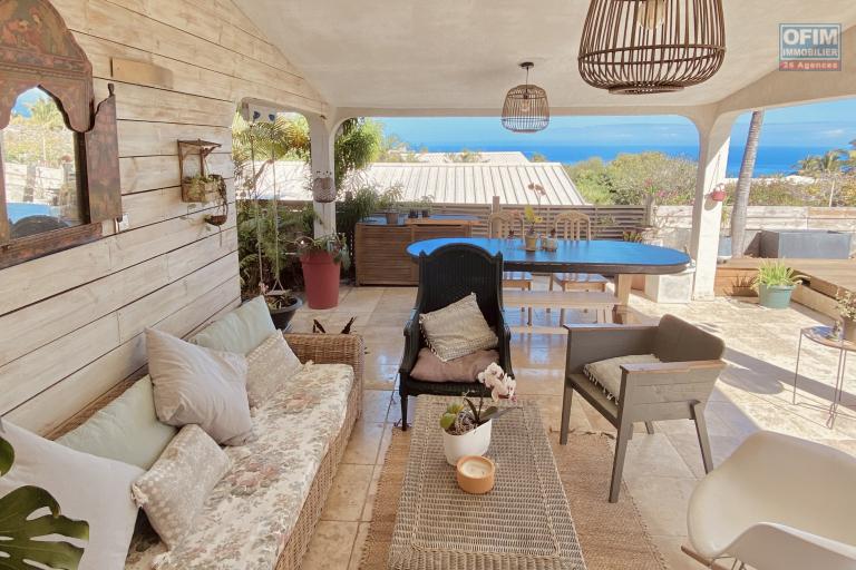 A LOUER Magnifique maison MEUBL&Eacute;E de type F5 avec PISCINE et VUE MER &agrave; SAINT-PAUL