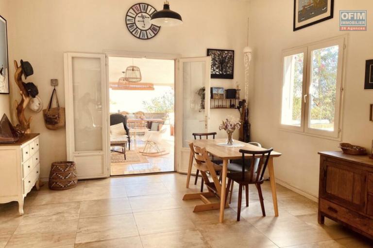 A LOUER Magnifique maison MEUBL&Eacute;E de type F5 avec PISCINE et VUE MER &agrave; SAINT-PAUL