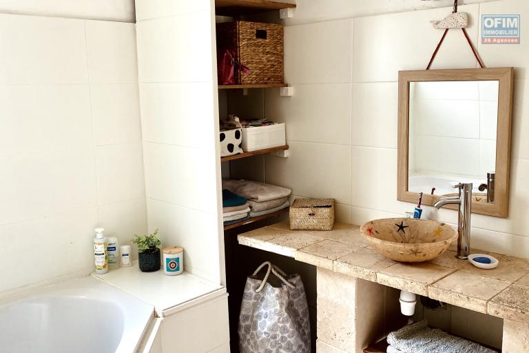 A LOUER Magnifique maison MEUBL&Eacute;E de type F5 avec PISCINE et VUE MER &agrave; SAINT-PAUL