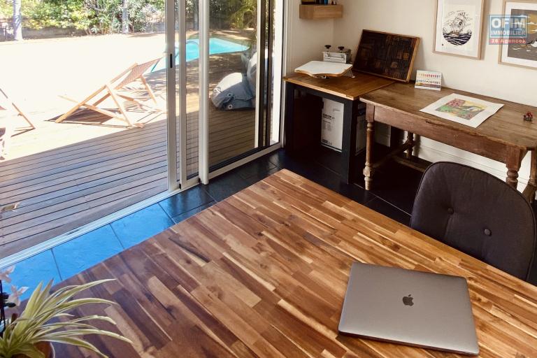 A LOUER Magnifique maison MEUBL&Eacute;E de type F5 avec PISCINE et VUE MER &agrave; SAINT-PAUL