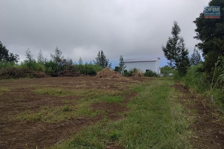 A vendre &agrave; Tan rouge - Terrain constructible 400 m2 &agrave; 98 902 &euro; | Saint-Gilles les Hauts