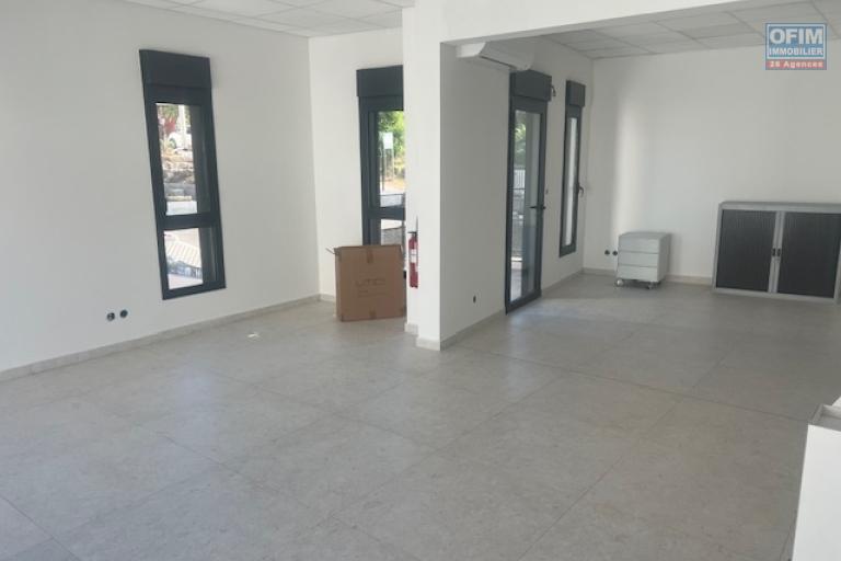 A louer local professionnel neuf centre ville de L'ETANG SALE LES HAUTS