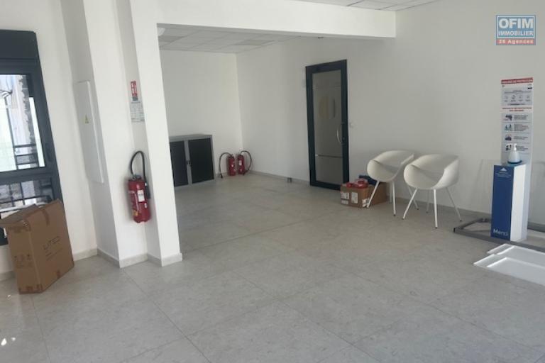 A louer local professionnel neuf centre ville de L'ETANG SALE LES HAUTS