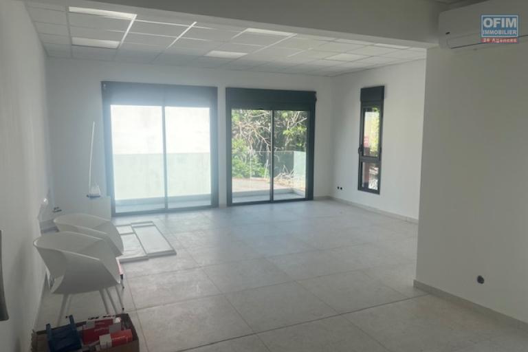 A louer local professionnel neuf centre ville de L'ETANG SALE LES HAUTS