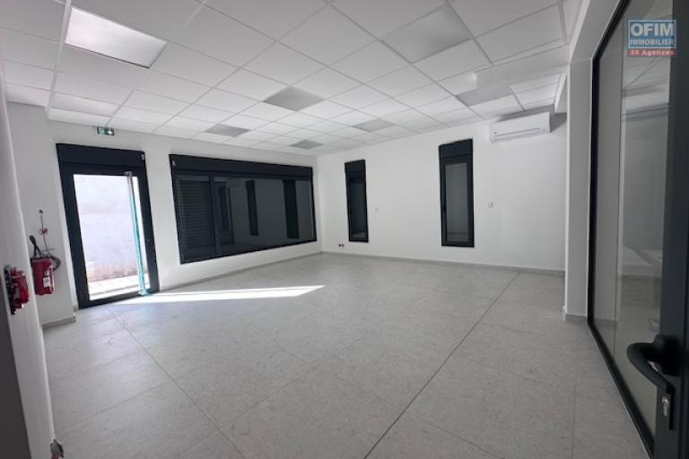 A louer local professionnel neuf centre ville de L'ETANG SALE LES HAUTS