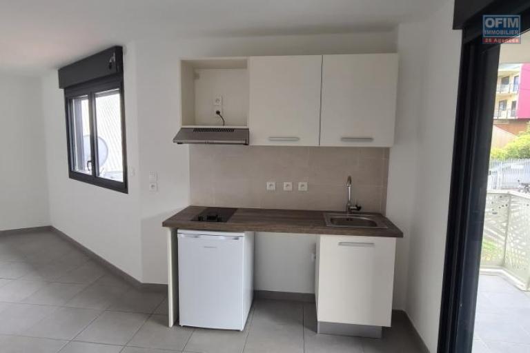 A louer grand studio neuf d'environ 34 m² dans résidence pour étudiants à l'université du Tampon