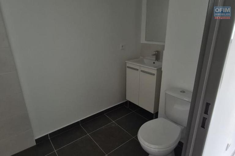 A louer grand studio neuf d'environ 34 m² dans résidence pour étudiants à l'université du Tampon