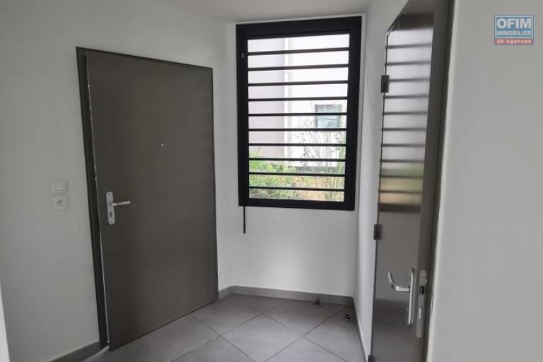 A louer grand studio neuf d'environ 34 m² dans résidence pour étudiants à l'université du Tampon