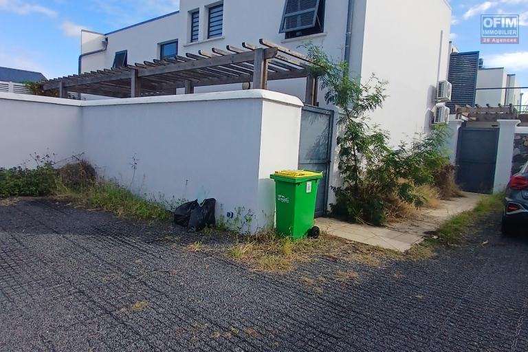 A LOUER Belle villa moderne de type F4 avec PISCINE sur LE PORT ( Côté Possession) NON MEUBLÉE