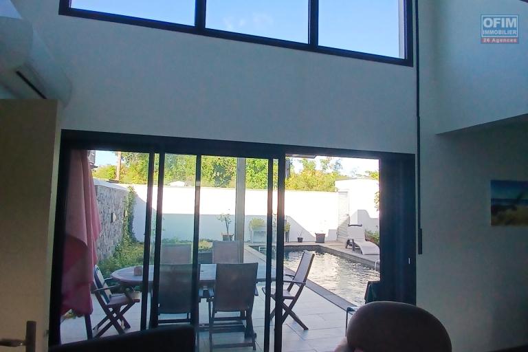 A LOUER Belle villa moderne de type F4 avec PISCINE sur LE PORT ( Côté Possession) NON MEUBLÉE