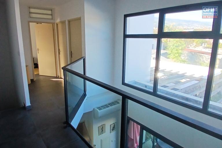 A LOUER Belle villa moderne de type F4 avec PISCINE sur LE PORT ( Côté Possession) NON MEUBLÉE