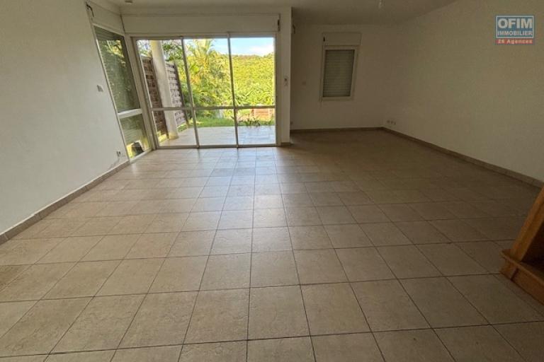 A vendre &agrave; La Montagne maison T5 avec jardin, mitoyenne d'un cot&eacute;, au calme d'une impasse