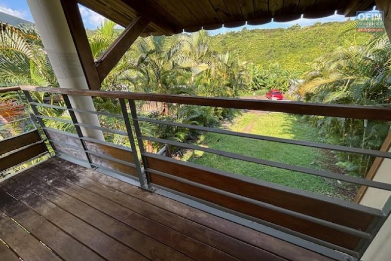 A vendre &agrave; La Montagne maison T5 avec jardin, mitoyenne d'un cot&eacute;, au calme d'une impasse