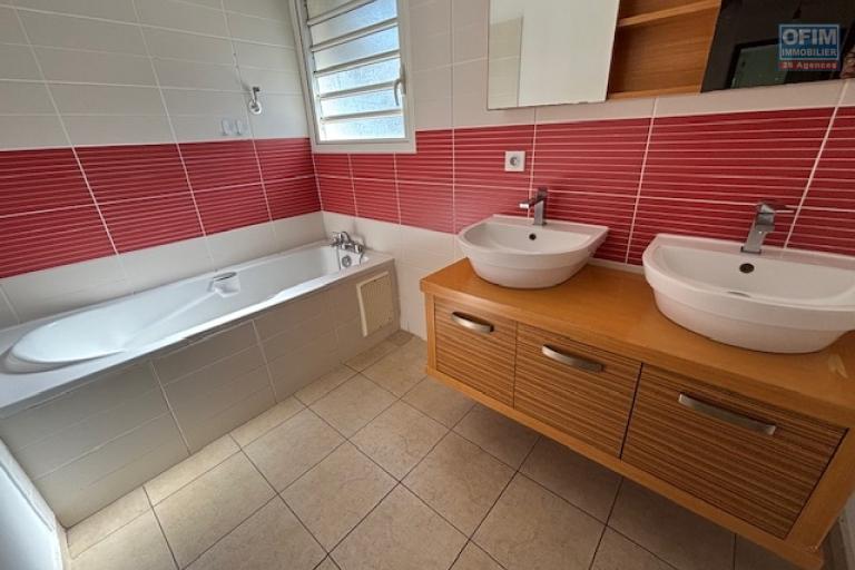 A vendre &agrave; La Montagne maison T5 avec jardin, mitoyenne d'un cot&eacute;, au calme d'une impasse