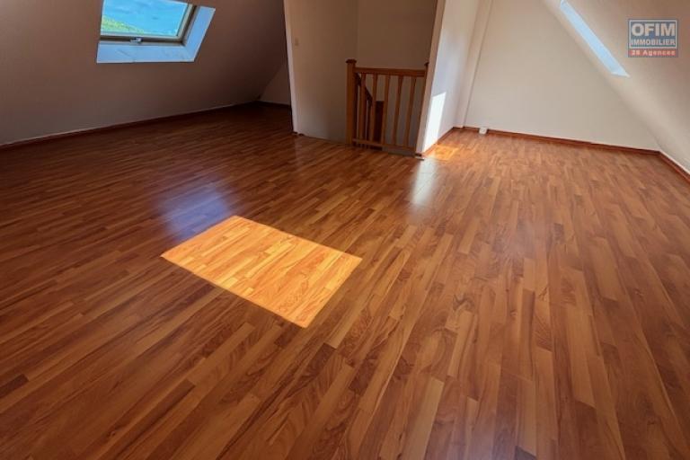 A vendre &agrave; La Montagne maison T5 avec jardin, mitoyenne d'un cot&eacute;, au calme d'une impasse