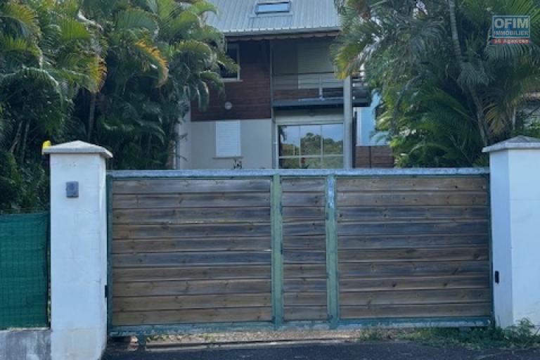 A vendre &agrave; La Montagne maison T5 avec jardin, mitoyenne d'un cot&eacute;, au calme d'une impasse