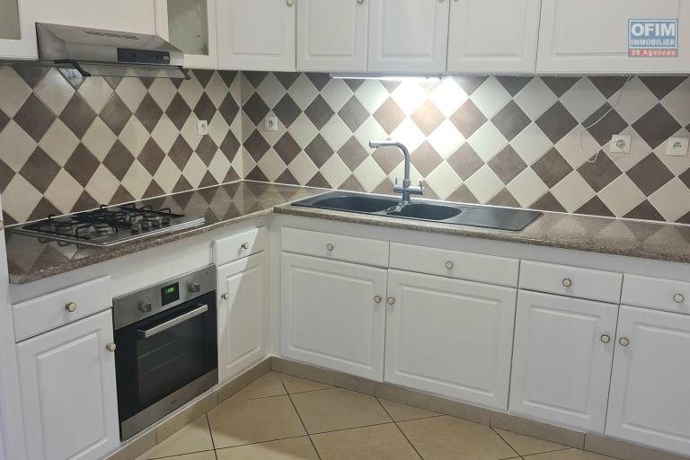 &Agrave; louer maison F4, 3 chambres climatis&eacute;es, cuisine &eacute;quip&eacute;e, terrasse, jardin cl&ocirc;tur&eacute;, endroit au calme