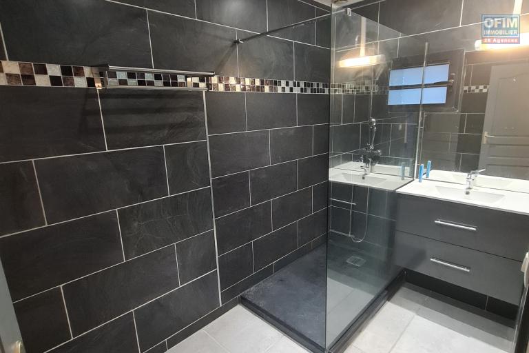 &Agrave; louer maison F4, 3 chambres climatis&eacute;es, cuisine &eacute;quip&eacute;e, terrasse, jardin cl&ocirc;tur&eacute;, endroit au calme