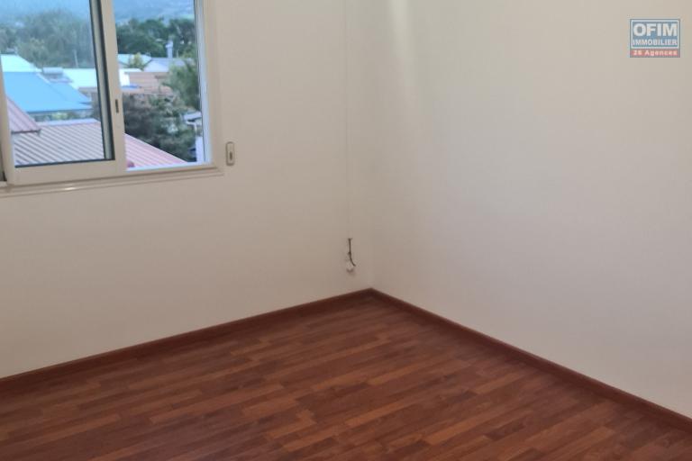 &Agrave; louer maison F4, 3 chambres climatis&eacute;es, cuisine &eacute;quip&eacute;e, terrasse, jardin cl&ocirc;tur&eacute;, endroit au calme