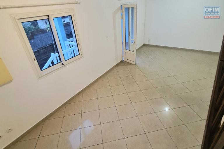 &Agrave; louer maison F4, 3 chambres climatis&eacute;es, cuisine &eacute;quip&eacute;e, terrasse, jardin cl&ocirc;tur&eacute;, endroit au calme
