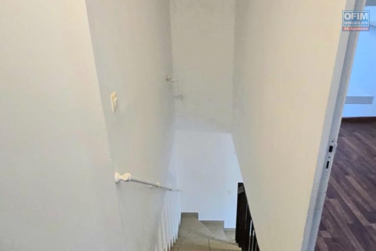 &Agrave; louer maison F4, 3 chambres climatis&eacute;es, cuisine &eacute;quip&eacute;e, terrasse, jardin cl&ocirc;tur&eacute;, endroit au calme